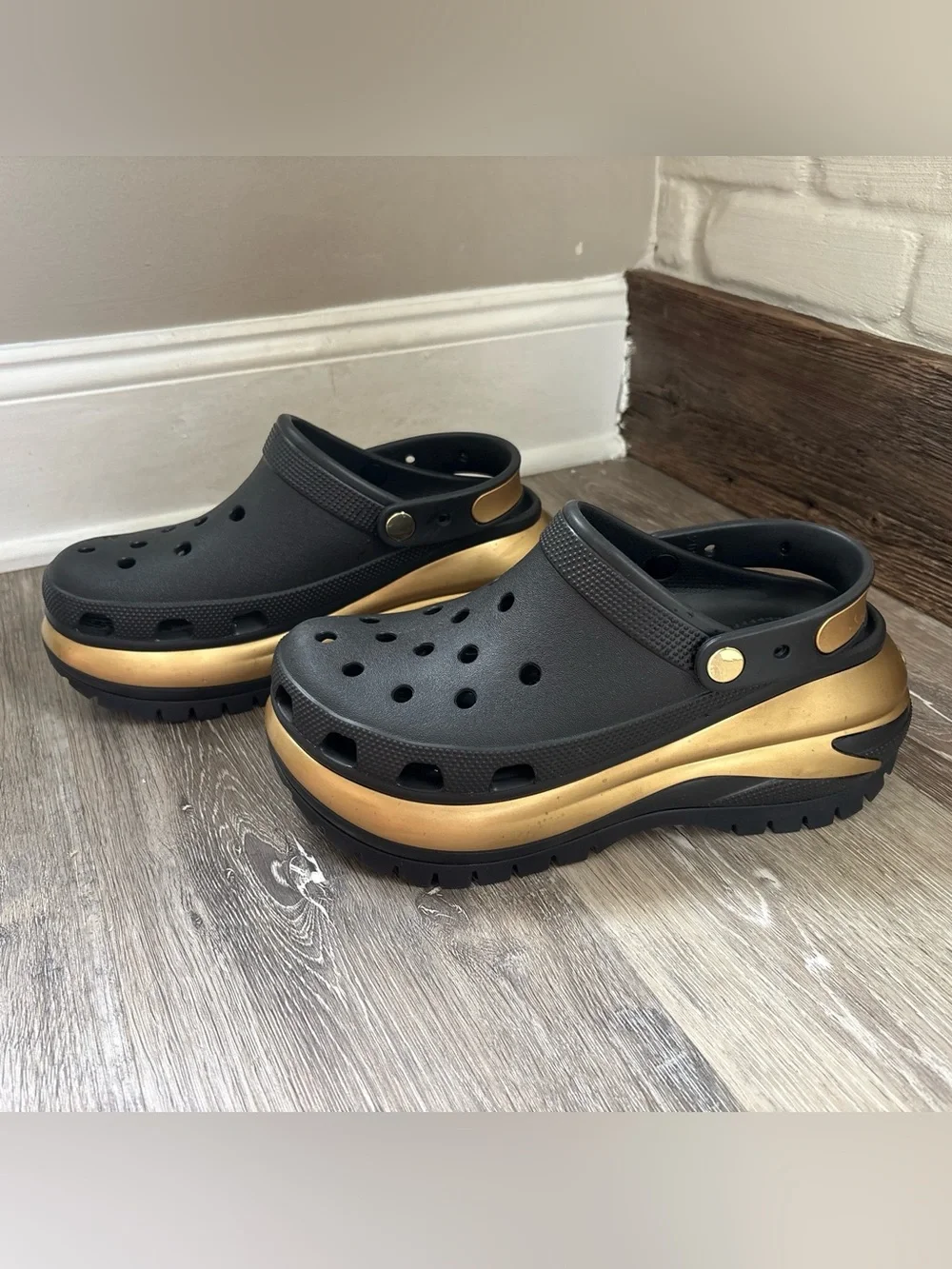 Crocs Mega Crush Metallic Clogs Black & Gold Platform Slip-On Shoes Sz M 8/W 10